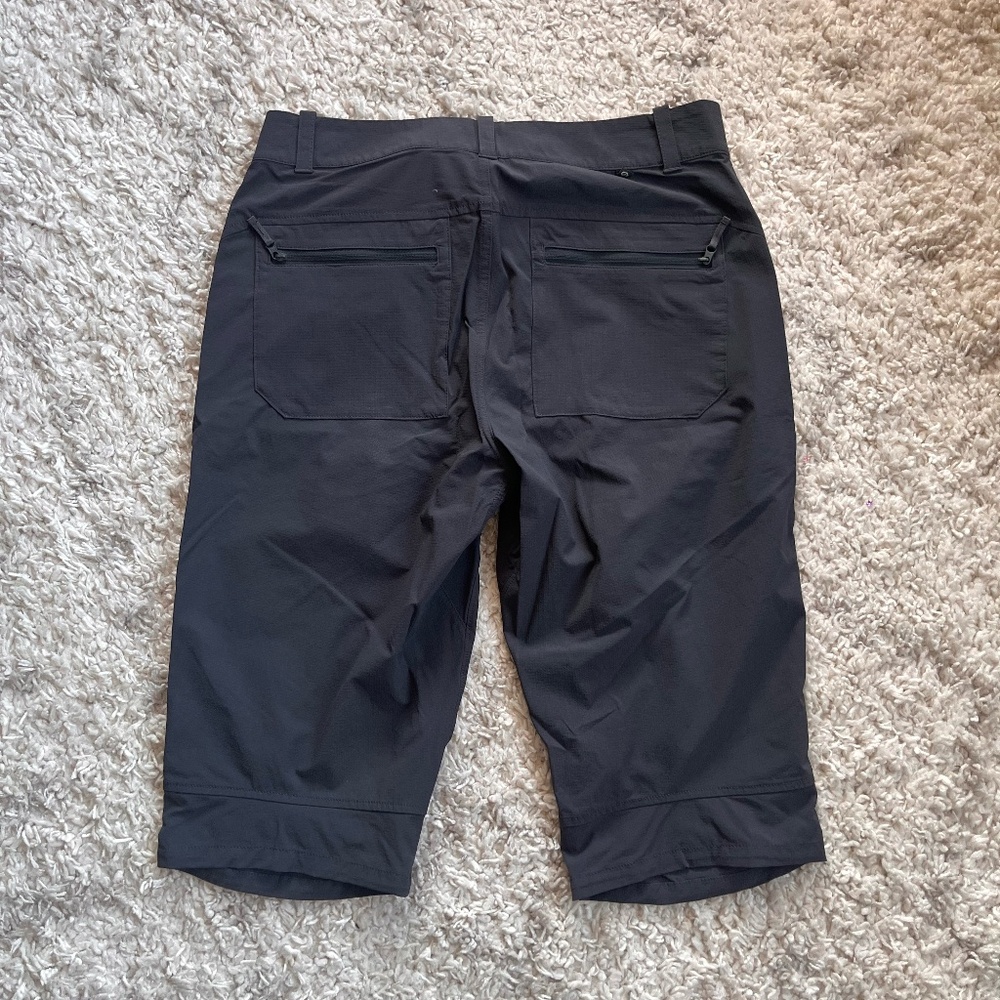 -SOLD- Mountain Hardwear 3/4 Logan Canyon pants size 32 charcoal gray
